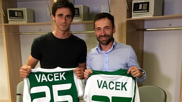 Kamil Vacek pzuje s dresem Maccabi Haifa, vpravo jeho agent Viktor Kol ze spolenosti Sport Invest International.