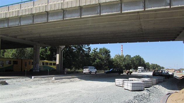 Rozen silnice I/37 zan kousek ped nadjezdem k dostihovmu zvoditi. Most byl rozen ped temi lety v prvn etap pestavby U Trojice.