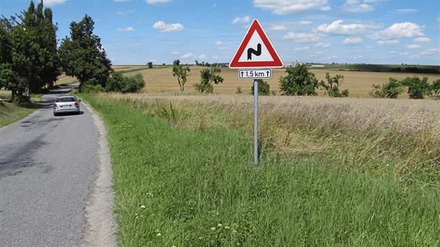 Pole u silnice mezi Bolkovicemi a slavicemi, kde Bezpenost tveici z babick koly obklila. Dva zemeli na mst.