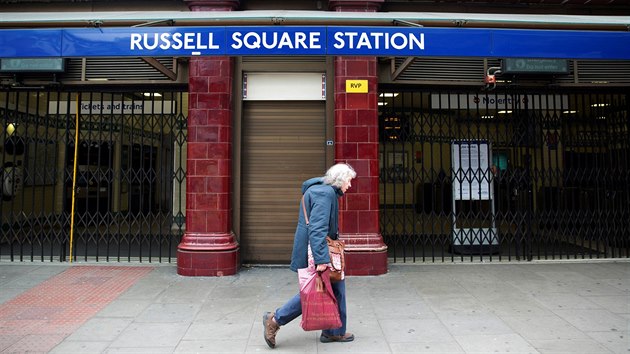 Uzaven stanice londnskho metra, pobl kter mladk zatoil noem na kolemjdouc.