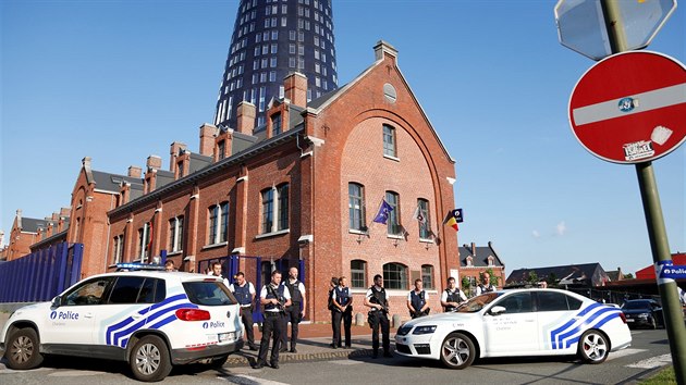 Belgick policie hldkuje ped policejn stanic, kde mu zatoil maetou na dv policistky.