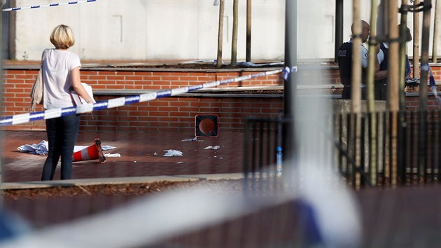 Belgick policie hldkuje ped policejn stanic, kde mu zatoil maetou na dv policistky.