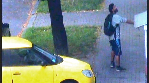 Policie ptr po mui, kter v Kladn vykikoval Allahu akbar a v ruce drel n. (5.8.2016).