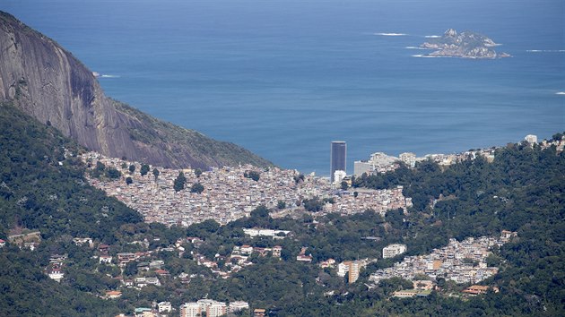 Z KOPCE CORCOVADO. Pohled od sochy Krista Spasitele na Rio de Janeiro. V pozad favela Rosinha.