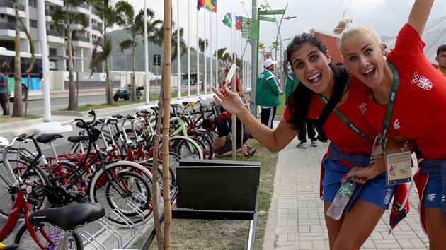 NA ULICCH JE IVO. Sportovci v olympijsk vesnici v Riu rozdvaj smvy, ped jdelnou parkuj ady kol.