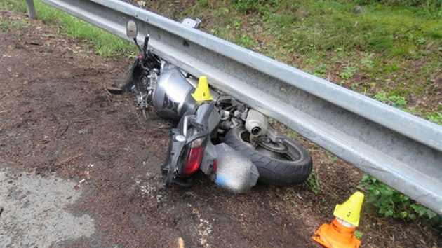 Ostr levotoiv zatka na silnici . II/230 u Beova. Za stejnch podmnek tady havarovali dva motorki.