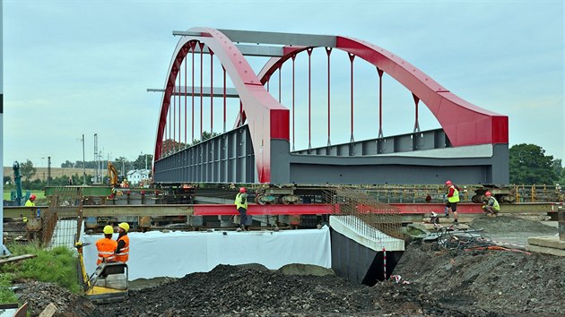 Pesun novho elezninho mostu v Trnici na Chebsku.