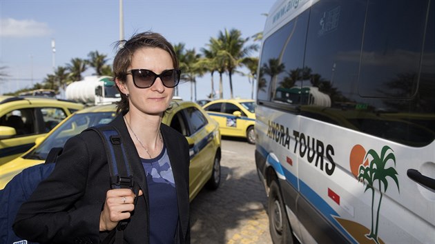 Martina Sblkov ped trninkem v Riu de Janeiro odjd z hotelu.