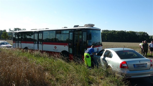 Na kiovatce mezi obcemi Chn a Hostivice na Praze-zpad se rno srazila dv auta se stojcm autobusem (8.8.2016)