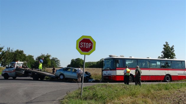 Na kiovatce mezi obcemi Chn a Hostivice na Praze-zpad se rno srazila dv auta se stojcm autobusem (8.8.2016)