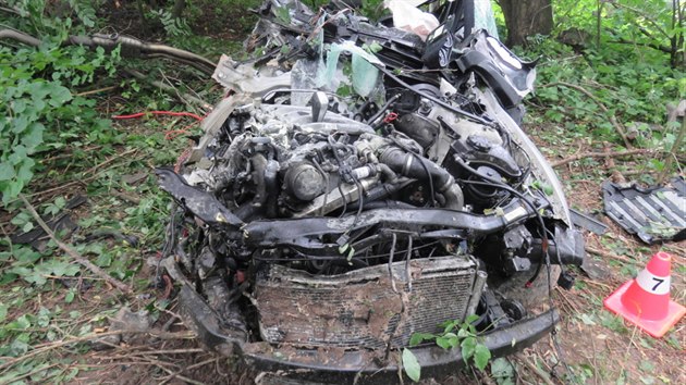 Mlad idi jel s BMW u Horn Motnice vysokou rychlost a narazil do stromu. Vz se rozpadl na nkolik st, vn zrannho mladka pepravil do nemocnice vrtulnk.