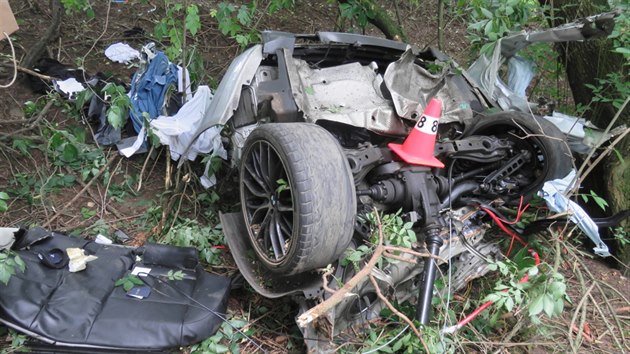 Mlad idi jel s BMW u Horn Motnice vysokou rychlost a narazil do stromu. Vz se rozpadl na nkolik st, vn zrannho mladka pepravil do nemocnice vrtulnk.