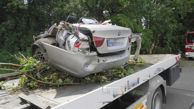 Mlad idi jel s BMW u Horn Motnice vysokou rychlost a narazil do stromu. Vz se rozpadl na nkolik st, vn zrannho mladka pepravil do nemocnice vrtulnk.