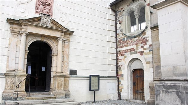 Dvee do romnsk budovy kapituly u dmu svatho Vclava (vpravo), kde byl 4. srpna 1306 zavradn krl Vclav III.