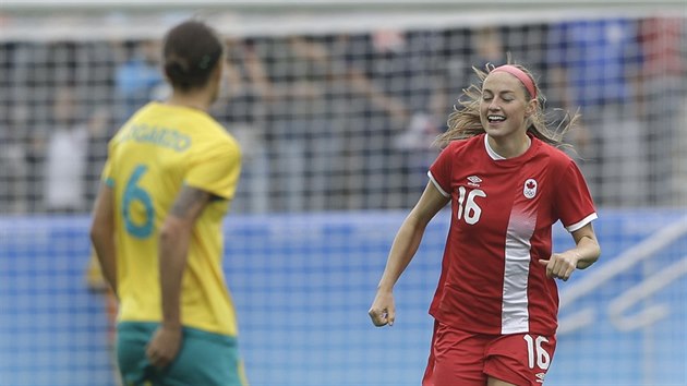 Kanadsk fotbalistka Janine Beckieov (vpravo) se raduje z glu proti Austrlii.