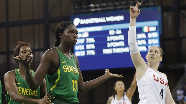 Americk rozehrvaka Lindsay Whalenov m radost z spn stely do koe Senegalu.