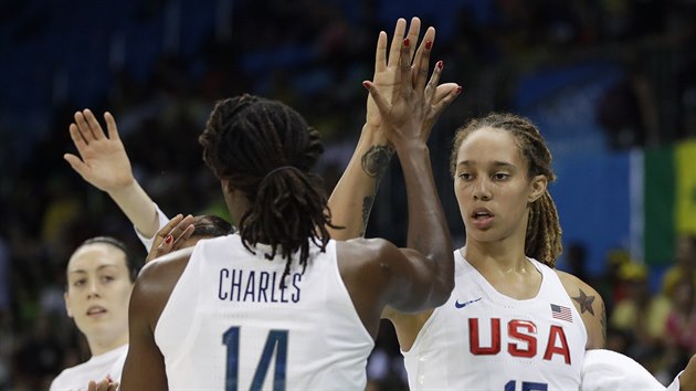 Americk basketbalistky Tina Charlesov a Brittney Grinerov bhem duelu se Senegalem.