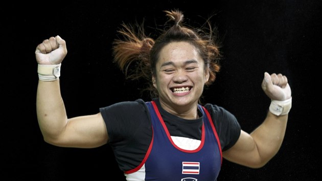 Thajsk vzpraka Sukanja Srisuratov se raduje z olympijskho zlata v...