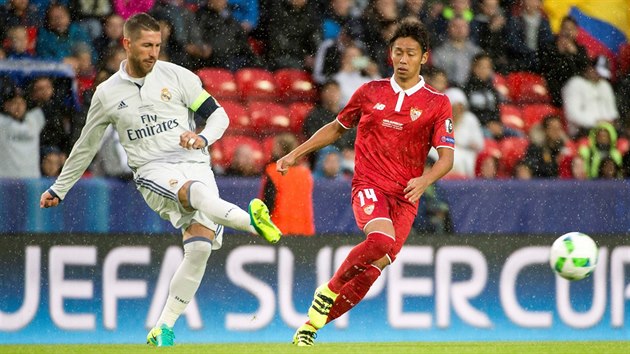 Sergio Ramos (vlevo) z Realu Madrid odehrv m ped Hiroim  Kijotakem ze Sevilly.
