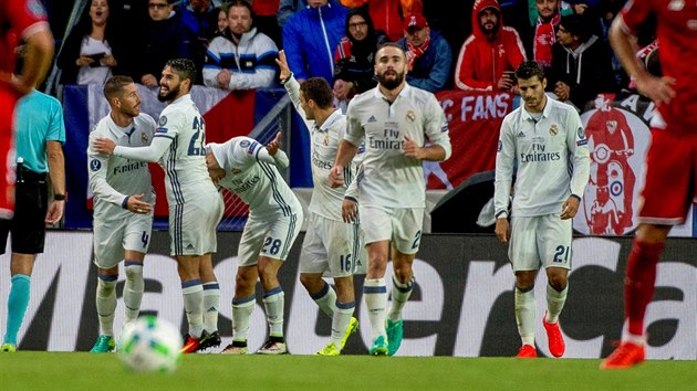 Fotbalist Realu Madrid se raduj z vyrovnn v utkn o Superpohr UEFA.