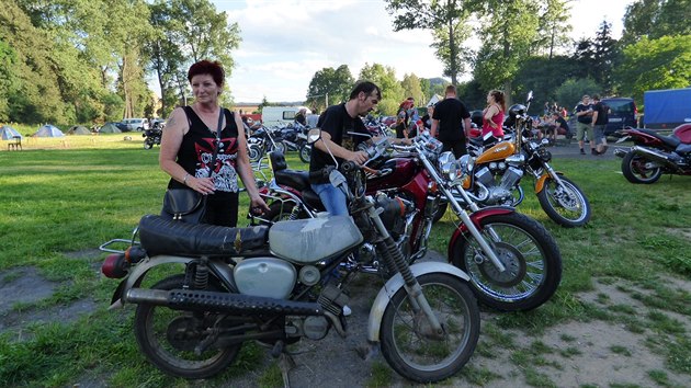 Motorki na 12. ronku Motoscuku v Jetichov pedali ek pro vn poplenou Jarmilu Zelenou, pevzala ho jej dcera Radka Hemelkov (30.7.2016).