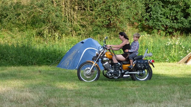 Motorki na 12. ronku Motoscuku v Jetichov pedali ek pro vn poplenou Jarmilu Zelenou, pevzala ho jej dcera Radka Hemelkov (30.7.2016).