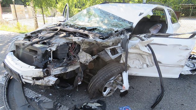 Nehoda osobnho auta a nklaku v ervenm Kostelci na Nchodsku (8.8.2016).