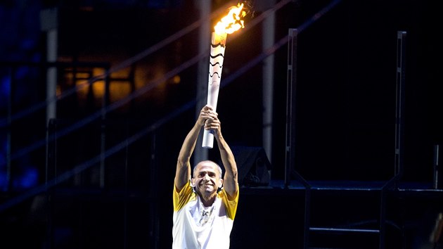 Vanderlei de Lima zaehl olympijsk ohe v Riu, na snmku s pochodn