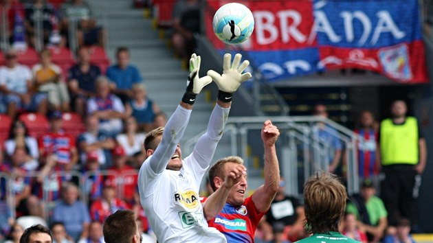 MM! Brank Bohemians Viktor Budinsk (v blm) zasahuje v utkn na hiti Plzn.