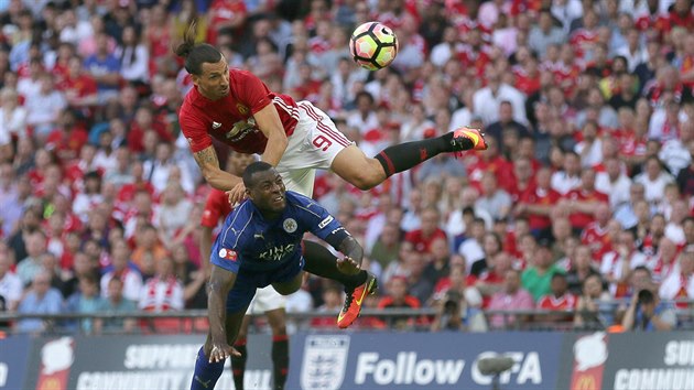 Zlatan Ibrahimovic (v ervenm) z Manchesteru United stl rozhodujc gl v utkn o anglick Superpohr proti Leicesteru.
