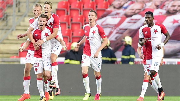 DKY ZA BOD! Autor vyrovnvacho glu Slavie Muris Meanovi (druh zleva) pijm gratulace od spoluhr v zvru utkn proti Zlnu.