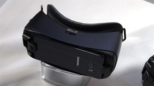 Brle pro virtln realitu Samsung Gear VR pro rok 2016