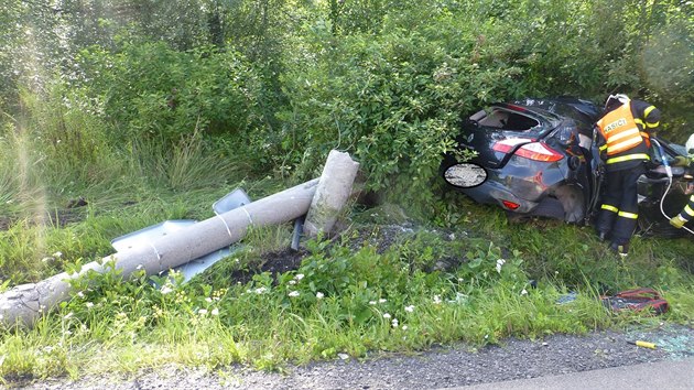 idi s autem vyjel ze silnice a perazil betonov sloup. Spolujezdec zemel.