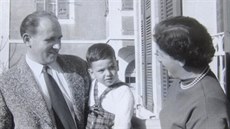 Gil Grunbaum se svými adoptivními rodiči. Gil Grunbaum se svými adoptivními rodiči.