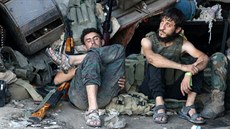 Syrtí povstalci v prmyslové tvrti Ramuseh na jihozápad Aleppa (2. srpna...
