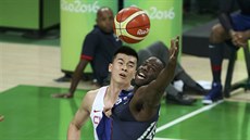 Po míi se natahuje americký basketbalista Draymond Green, brání ho Li Mu-chao...