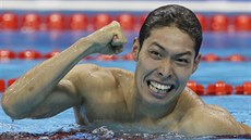 Japonský plavec Kosuke Hagino oslavuje triumf v polohovém závodu na 400 m.