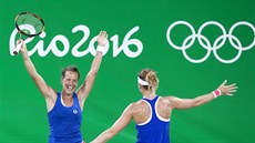 EUFORIE. Barbora Strýcová (vlevo) a Lucie Šafářová oslavují senzační triumf nad... EUFORIE. Barbora Strýcová (vlevo) a Lucie Šafářová oslavují senzační triumf nad...