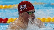 Britský plavec Adam Peaty si plave pro zlato na distanci sto metr prsa.