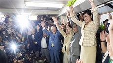 Guvernérka Tokia Juriko Koikeová slaví vítzství ve volbách (1.8.2016).