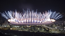 Nad stadionem Maracaná byl odpálen ohostroj, slavnostní zahájení olympijských...