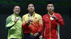 Hoang Xuan Vinh (uprosted) vyhrál na olympijských hrách historicky první...