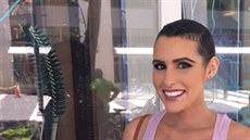 Jessica DeCristofaro po první chemoterapii, kdy už jí začaly dorůstat vlasy Jessica DeCristofaro po první chemoterapii, kdy už jí začaly dorůstat vlasy