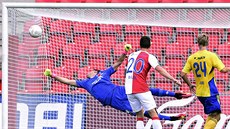 Brankář Slavie Jiří Pavlenka se marně natahuje za střelou Lukáše Holíka ze... Brankář Slavie Jiří Pavlenka se marně natahuje za střelou Lukáše Holíka ze...