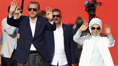 Turecký prezident Erdogan se svou enou Emine mává svým píznivcm v Istanbulu...