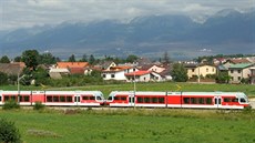 Souprava Tatranských eleznic kousek na stanicí Poprad. V pozadí jsou Vysoké...