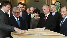 O stavbu mostu v Trojzemí se zajímal i německý prezident Joachim Gauck (druhý... O stavbu mostu v Trojzemí se zajímal i německý prezident Joachim Gauck (druhý...