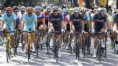 S BOLESTÍ VE TVÁI. Chris Froome ve lutém dresu lídra Tour. Naváe letos na pedchozí triumfy?