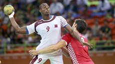 Katarský házenká Rafael Capote (vlevo) v olympijském utkání proti Chorvatsku....