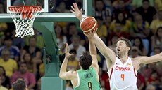 panl Pau Gasol (vpravo) se snaí zablokovat stelu brazilského basketbalisty...